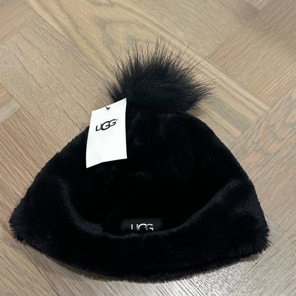 UGG Faux Fur Black Kids' Beanie with Pom Pom - size 4-6 years - Picture 2 of 3